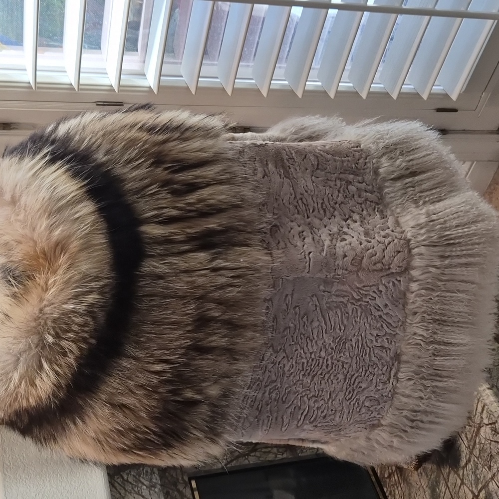 Fur Cape - Coat - Picture 5 of 7